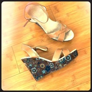 👠 Strappy, Floral Guess Wedges🤩